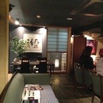 右手にカウンター、奥にテーブル席、手前にはソファーが配置されている。