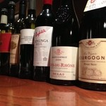 こめ＆葡萄 - テーブルには本日のおすすめワインが並んでいるのだ。