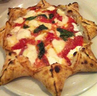 Routine Dining - 職人技☆ピッツァステラ（星型ピッツァ）はリコッタチーズとサラミ、水牛マルゲリータのハーフ&ハーフピザ