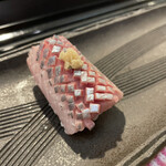 和食と鮨のに条 - わたしはニシンの握りが大好きです。これは何かの作品？ってくらい細かな細工。勿論美味しかった❣️