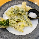 Washoku To Sushi No Nijou - 山菜の天ぷら❣️左からアイヌネギ〔行者ニンニク〕たらんぼ〔タラの芽〕こごみ、うど。香ばしいウイスキーの樽でつけた焼酎の、炭酸割りがたまらん！