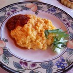 オーベルジュ オーパヴィラージュ - スクランブルエッグ トマトソース (シェア)