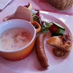 オーベルジュ オーパヴィラージュ - 左から時計回りで、クラムチャウダー、SPFポークハムと新鮮サラダ、ボイル野菜、キッシュ、SPFウィンナー粒マスタード