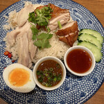 THAIFOOD マイペンライ - MIXカオマンガイ 蒸し鶏と揚げ鶏