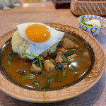 カレーと和とお酒の店 本道坊 - ポークカリー目玉焼きトッピング