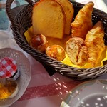 オーベルジュ オーパヴィラージュ - 【自家製パン】バターパン、オーパ伝統シナモンパン、クロワッサン、コーン(バニラ) 持ち帰り可