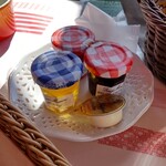 オーベルジュ オーパヴィラージュ - お好みで、(バター、ブルーベリージャム、苺ジャム、ハチミツ) お持ち帰り可