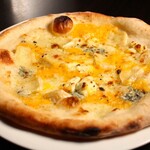 콰트로 포르마지(4종 치즈의 피자)