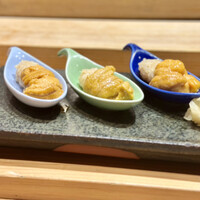 鮨 ふくじゅ - 順番前後しますが、ウニ三種食べ比べ
                    左から、バフンウニ、ムラサキウニ、塩水ウニ