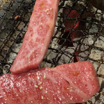 炭火焼肉　ホルモン劇場den - 表面カリッとさせても美味い