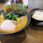 横浜家系らーめん 天王家 寒川総本店 - 天王家定番のらーめん中盛に、半ライス。