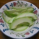 八紘学園 農産物直売所 - 【2013年06月】すぐりメロンをスライスして醤油で頂きました。