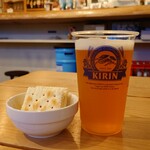 ガル屋 - 女川ビール(店内醸造旭ヶ丘シトラレギュラーサイズ)(900円)クラッカー(200円)