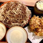 味奈登庵 - 無料トッピングの蕎麦の実をたっぷりかけてます。邪道かも知れませんが美味しいです♪