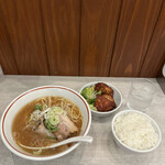 ラーメン一刻 - 牛骨ラーメン(醤油) 710円 と 唐揚げセット 370円