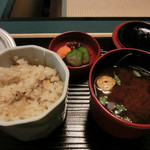 生姜の味付けご飯、赤だし味噌汁、お新香