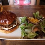 R-S - ランチプレート キングバーガー+サラダ 1050円(男子限定)