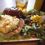 R-S - クィーンバーガー+サラダ 1050円 (女子限定) 2012年9月