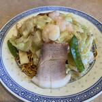 Yuuka - カタ焼麺。餡掛けかた焼きそばなのだが、餡が甘いのだ。そして焼豚も2枚乗る。海老もプリプリで物凄く旨い。奥さまの大のお気に入り。