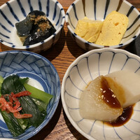 魚とおばんざい 泉士 - (左上より)ナスの煮浸し、だし巻き卵、味噌大根、網海老と小松菜のおひたし。