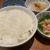 魚とおばんざい 泉士 - ネギトロの大葉のせを、艶やかな白米と共に。因みに、ご飯のサイズ変更とおかわりは自由。