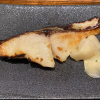 魚とおばんざい 泉士 - 銀ひらすは、端々がこんがりとした焼き目が付き、カリッと感がありながらも身はふっくらとした噛みごたえが良かった。箸休めのちょこっとガリも嬉しい。