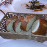 オーベルジュ オーパヴィラージュ - バケット (左:五穀パン、右:フランスパン)