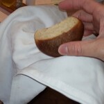 オーベルジュ オーパヴィラージュ - 焼き立て落花生パン (スタッフさんから焼き立てを手渡し)