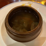 萬珍樓 - 大山鶏と白木耳、なつめの鱶鰭蒸しスープ