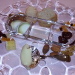 オーベルジュ オーパヴィラージュ - フランス産 三種のチーズ (シェーブルチーズのサントモール、ポンレヴェック、ウォッシュチーズのエポワス)
      