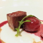 ガストロノミー ジョエル・ロブション - フランス産フォワグラ　プランチャで焼きブラックチェリーのジュビレとアーモンド添え