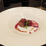 ガストロノミー ジョエル・ロブション - フランス産フォワグラ　プランチャで焼きブラックチェリーのジュビレとアーモンド添え