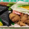 むすび むさし - 若鶏むすび(税込950円)
おむすび2つ、若鶏の唐揚げ３つ、ウインナー、枝豆、沢庵、生キャベツ、オレンジ
昔はもっと唐揚げが大きかったけどなぁ
スペースが空いてます