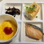 ジュラクステイ 新潟 - 栃尾揚げ　ひじきの煮物　鮭の塩焼き漬け、スクランブルエッグ