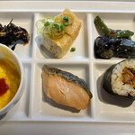 ジュラクステイ 新潟 - 茄子の揚げ浸し　たれカツ海苔巻　栃尾揚げ　ひじきの煮物　鮭の塩焼き漬け、スクランブルエッグ