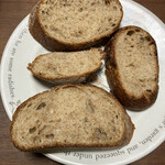 Bakery Kuu - 全粒粉のフランスパン（コンプレ）　ハーフをスライス