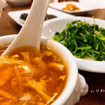 民福北京烤鴨店 - 酸辣湯と豆苗炒め
