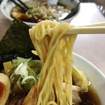 郡山駅前ラーメン 角麺 - 特選醤油ラーメン、麺リフトアップ