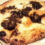 ピッツェリア・スクニッツォ・ダ・シゲオ - イカ墨と燻製モッツァレラのピッツァ。香りがすごい。