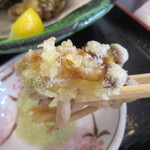 自然薯とそばの店 高尾の桜 - レモンを絞りいただきます