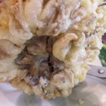 自然薯とそばの店 高尾の桜 - しめじ天の底部