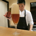 神保町 傳 - 25年8月　ビールを注ぐ長谷川さん　（了解済）