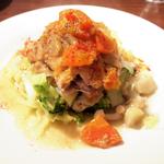 エスポワール - ランチのメイン。チキンの煮込み。たっぷりの野菜とともに。