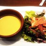 エスポワール - かぼちゃの冷製スープ。サーモンのサラダ。