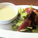 エスポワール - じゃがいものスープ、それにサラダ（カツオのマリネ入り）