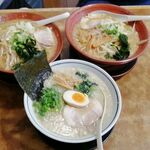 ラーメンガキ大将 - 奥は味噌