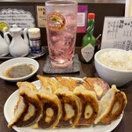 ヤマタニ餃子店 - チーズ餃子(前列)、しそ餃子(後列)
