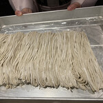 四季彩ダイニング　春 - 十割そば
      
      茹でる前に見せてくれました。
      
      お蕎麦やさんかよ？（笑）