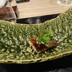 四季彩ダイニング　春 - 鰻の蒲焼き　身は2切れ
      
      関西風　蒸さずに焼いてます。