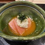 四季彩ダイニング　春 - メジマグロ、とろろかけ
      
      上にあるのはアオサ海苔　